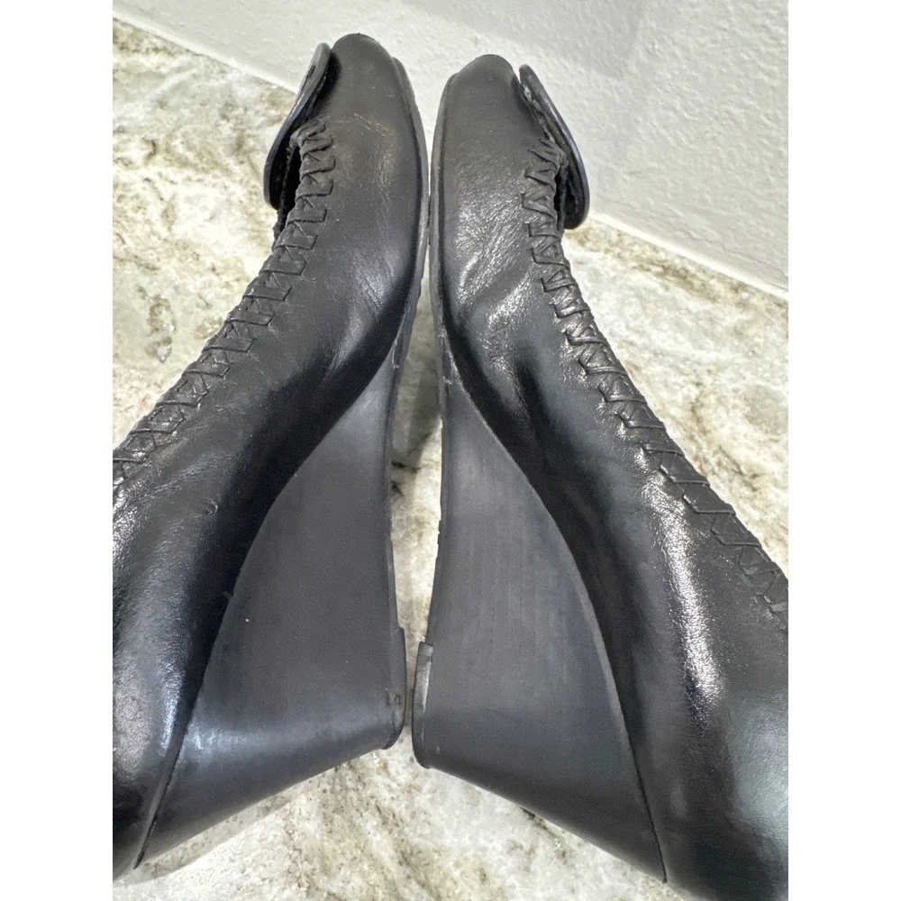 Tory Burch Suzi African peep‎ toe wedge pumps in black leather US 9.5